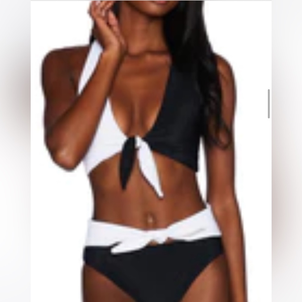 Brand new beach riot black & white Dallas top. Medium.